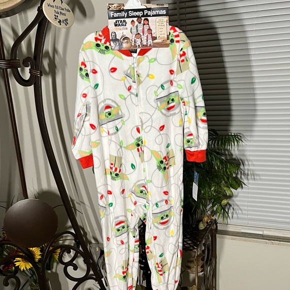 DISNEY PLUS STAR WARS THE MANDALORIAN HOLIDAY BABY YODER DESIGN SLEEPWEAR - Picture 3 of 8